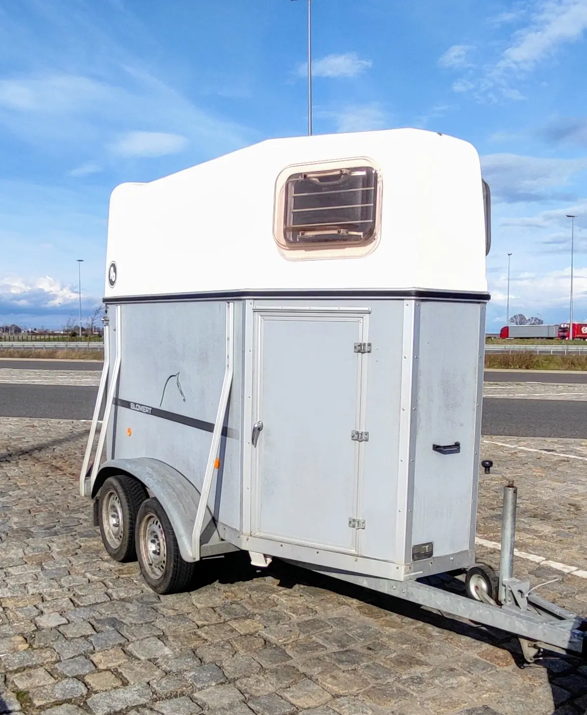 Przyczepa do przewozu koni Bukmanka DMC 1300kg - widok z przodu