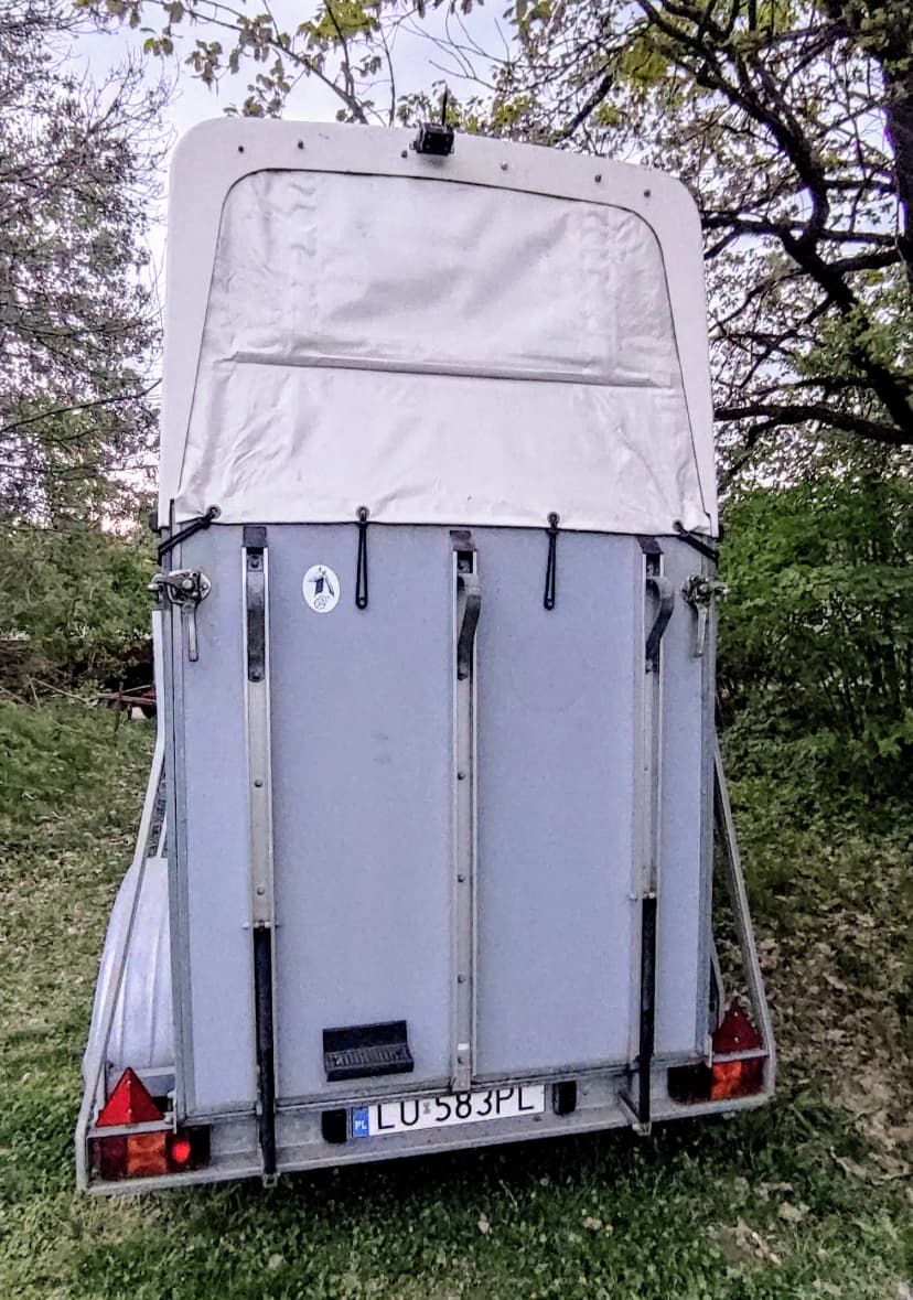 Dodatkowy widok tyłu przyczepy